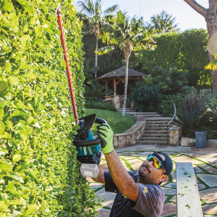 Makita 18V LXT Lithium-Ion Brushless Cordless 24in Hedge Trimmer (Bare Tool), large image number 2
