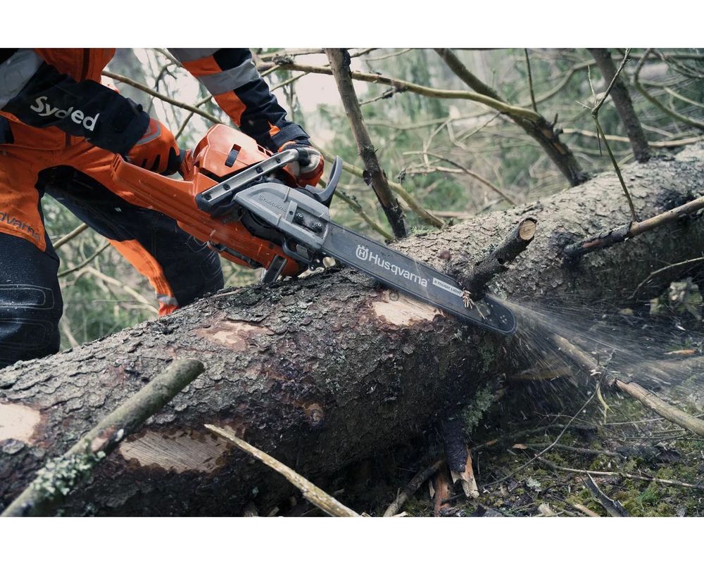 Husqvarna 572 XP G 24 Inch and C83 Chain Gas-Powered Lightweight Chainsaw, large image number 4