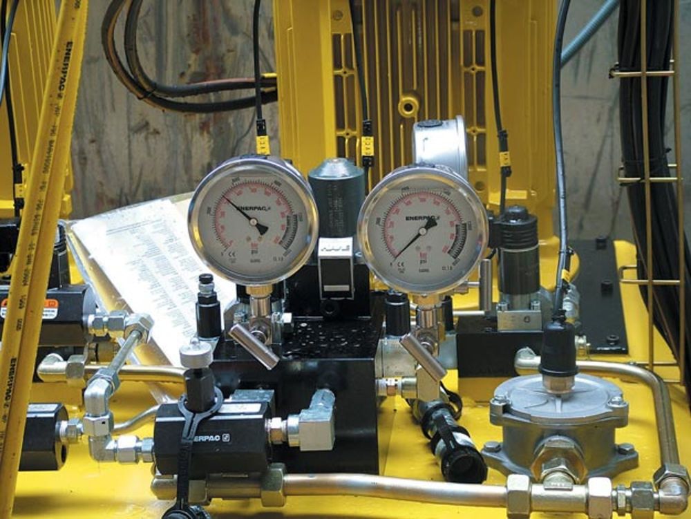 Enerpac 2.5 Inch 10000 PSI Glycerin Filled Pressure Gauge, large image number 2