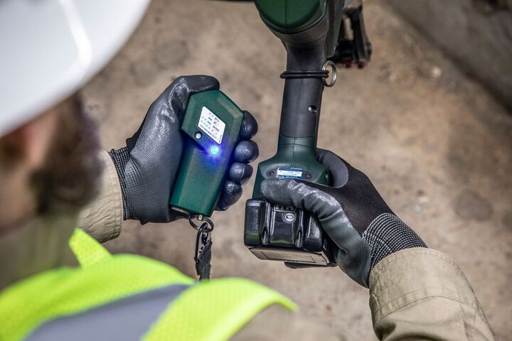 Greenlee 65mm Gator Remote Cable Cutter 120V Charger/Batteries, large image number 3