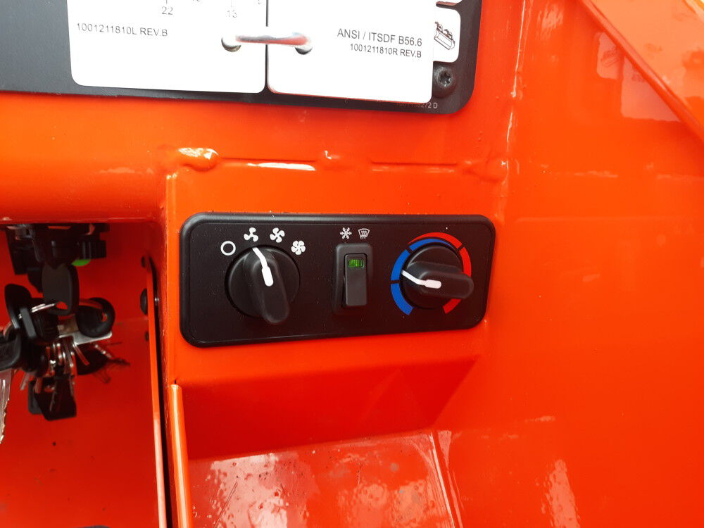 JLG SkyTrak 8042 Telehandler Max Lift Weight 8000 Lb. and Height 41' 11in, large image number 19