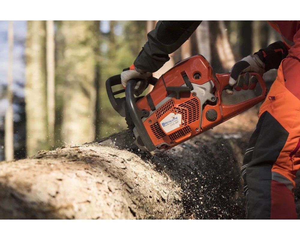 Husqvarna 565 28 Inch and C85 Chain 5HP Gas-Powered Chainsaw, large image number 6