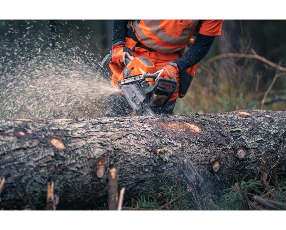 Husqvarna 592 XP 24 Inch and X-Cut C83 Chain 7.6HP Gas-Powered Chainsaw, large image number 9