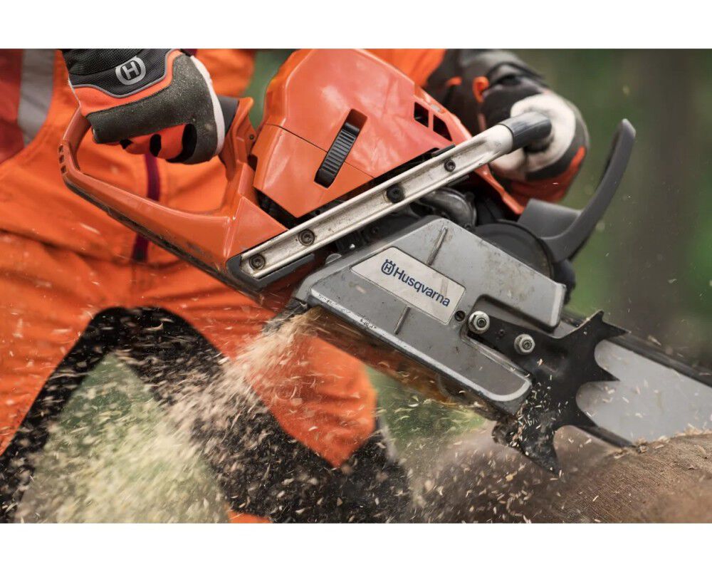 Husqvarna 565 20 Inch and C85 Chain 5HP Gas-Powered Chainsaw, large image number 4