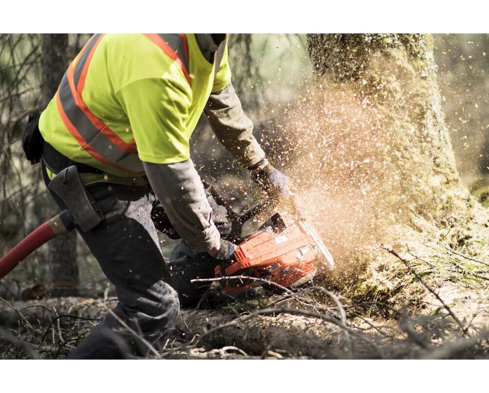 Husqvarna 565 20 Inch and C85 Chain 5HP Gas-Powered Chainsaw, large image number 5