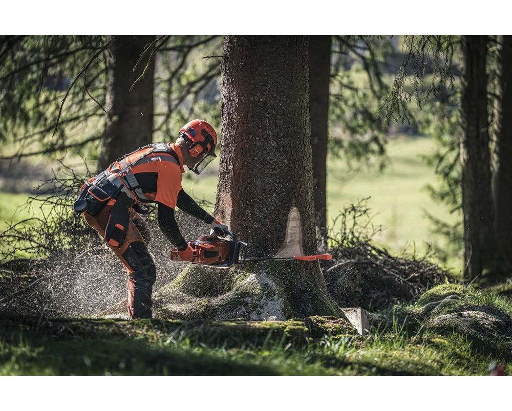Husqvarna 572 XP G 24 Inch and C83 Chain Gas-Powered Lightweight Chainsaw, large image number 3