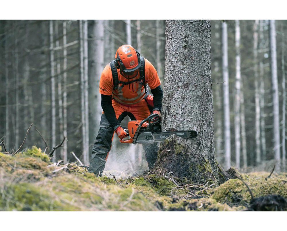 Husqvarna 572 XP 32 Inch and H83 Chain 5.8HP Gas-Powered Lightweight Chainsaw, large image number 6